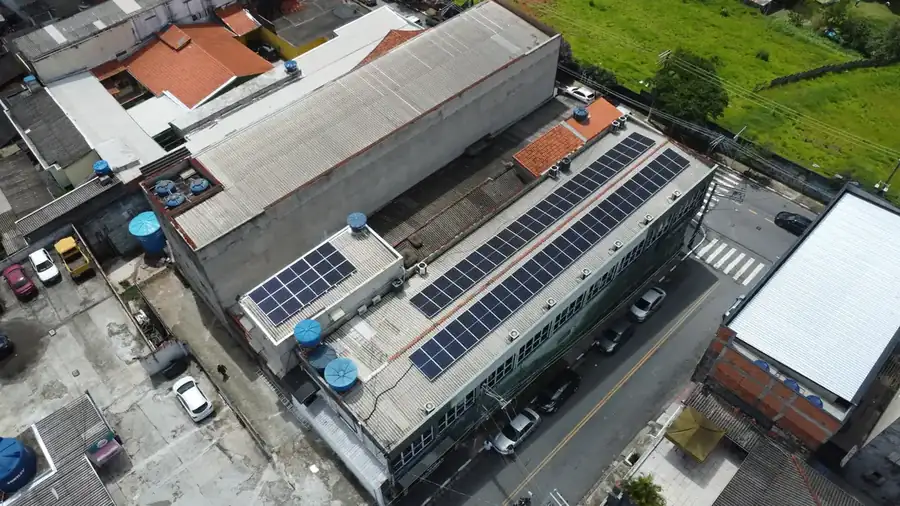 Painéis solares instalados no telhado de um galpão comercial