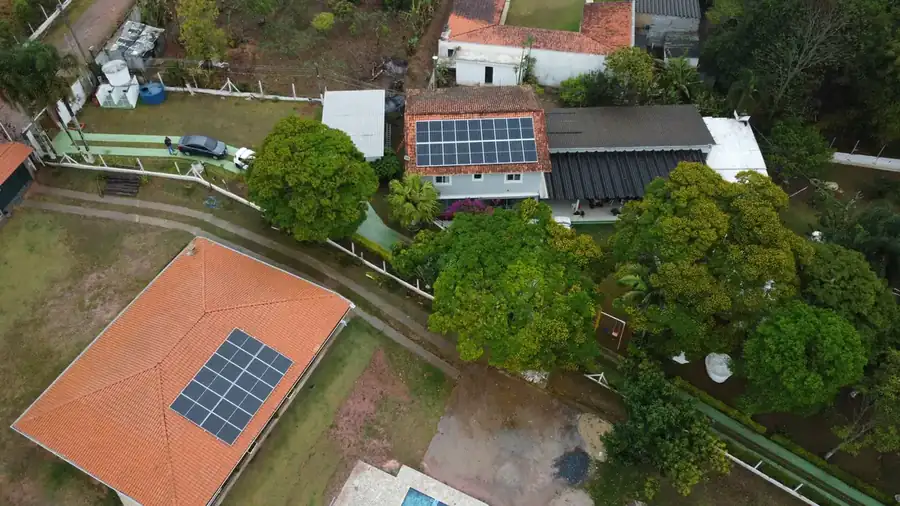 Sistema de energia solar instalado em duas residências vizinhas