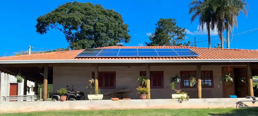 Sistema de energia solar instalado no telhado de uma casa de fazenda