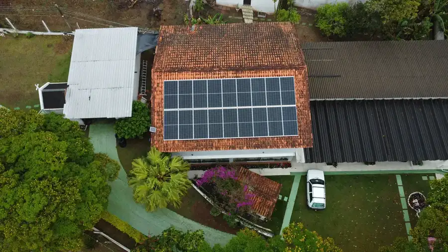Sistema de energia solar instalado em residência com jardim