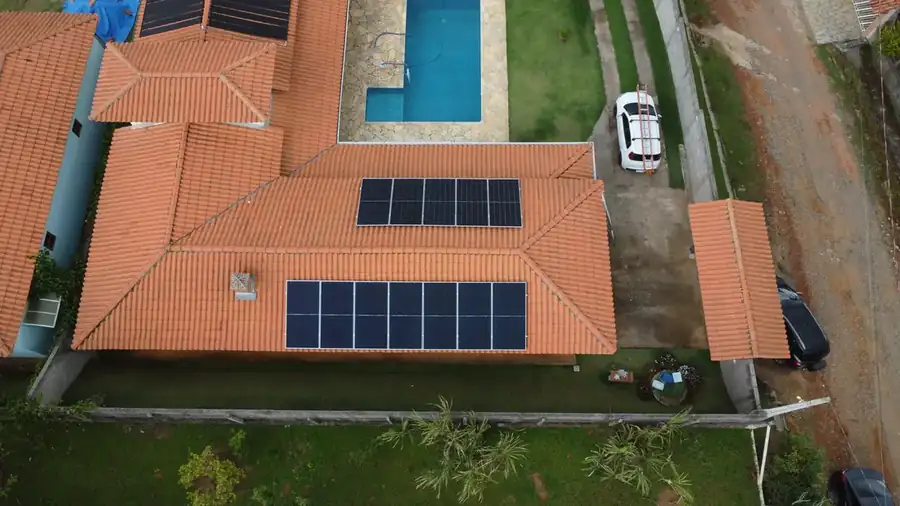 Sistema de energia solar instalado em residência com piscina