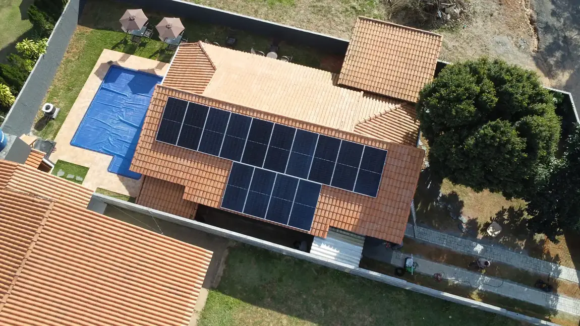 Sistema de energia solar instalado no telhado de uma residência de alto padrão com piscina