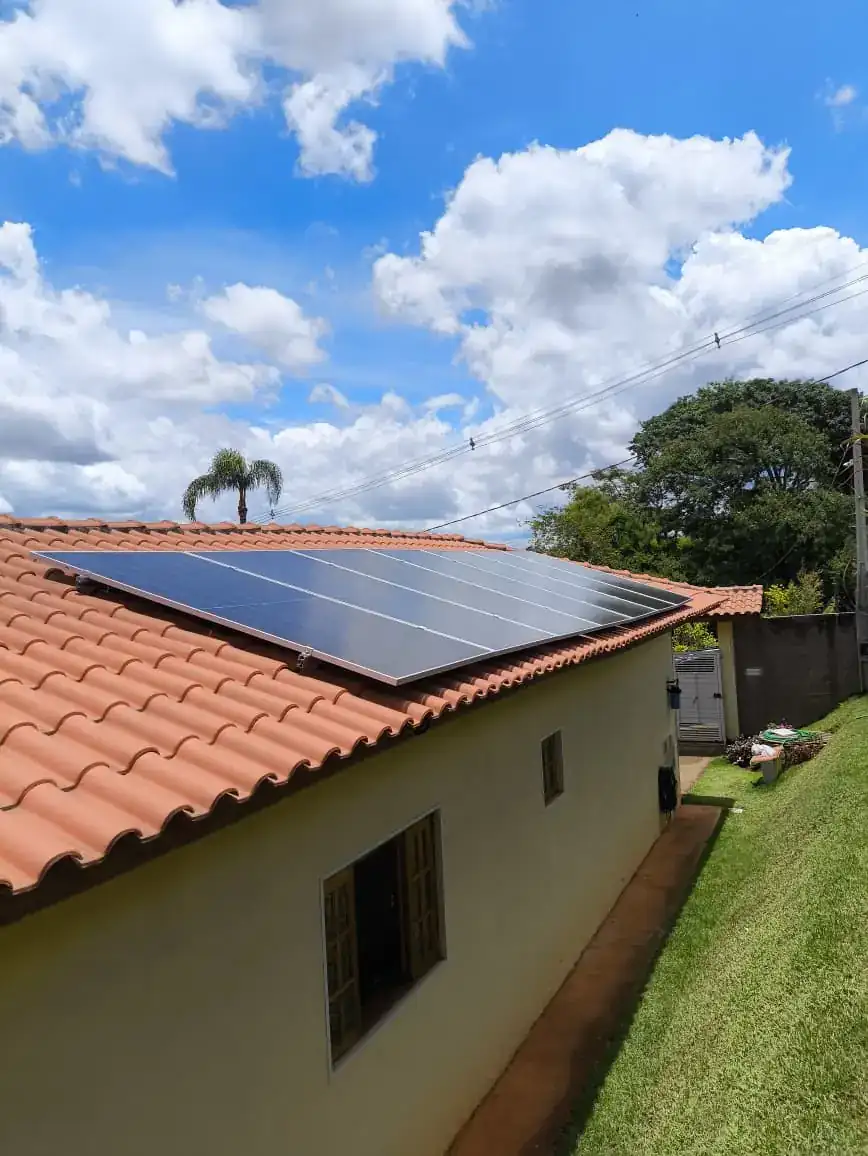Sistema de energia solar instalado em residência simples