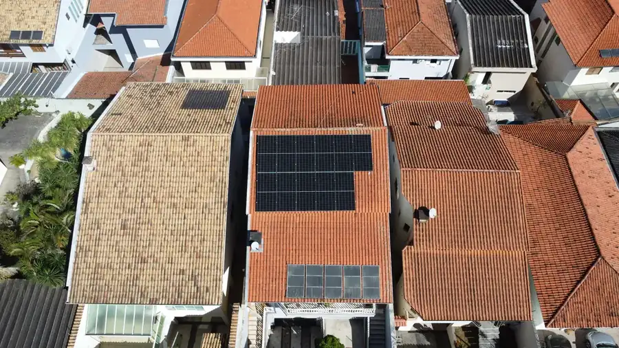 Sistema de energia solar instalado em residência em área urbana